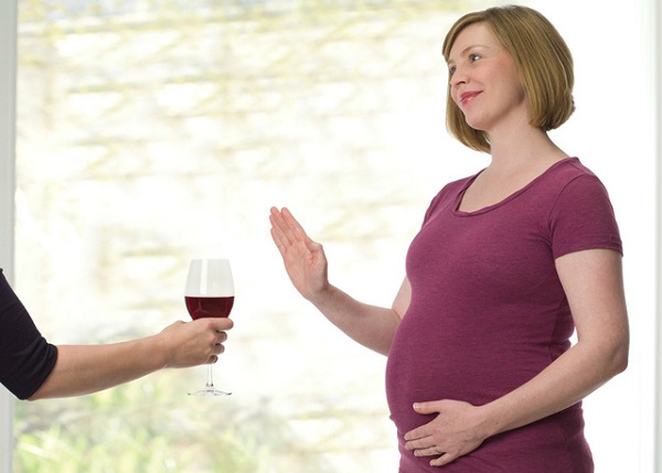 Kỳ tam nguyệt cuối mẹ bầu không nên dùng bia rượu, các chất kích thích