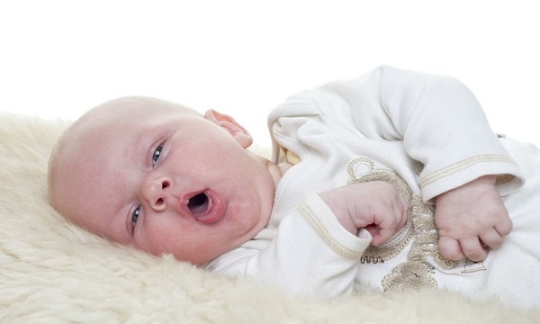 Làm gì khi trẻ 1 tháng tuổi bị nghẹt mũi và ho?