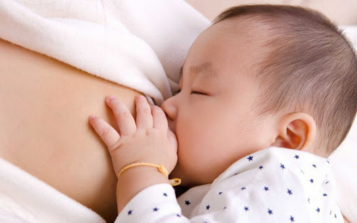 Tắc tia sữa sau khi sinh mổ có cho con bú được không? Giải pháp khắc phục tắc tia sữa.