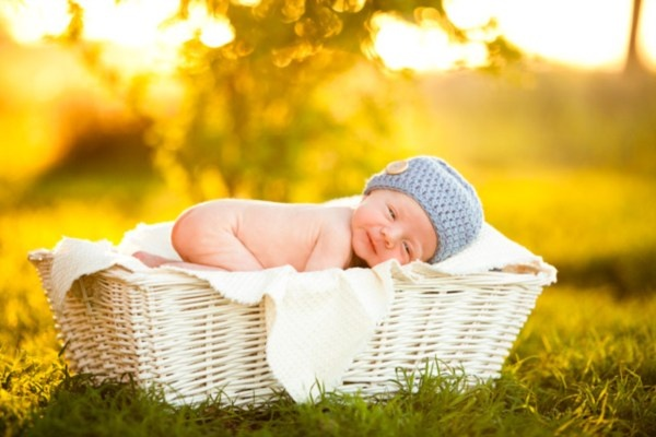 Trẻ sau khi sinh bao lâu có thể tắm nắng?