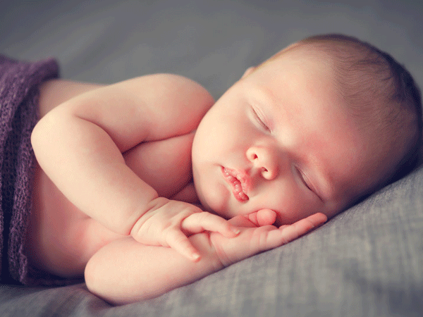 Trẻ sơ sinh ngủ ít có đáng lo
